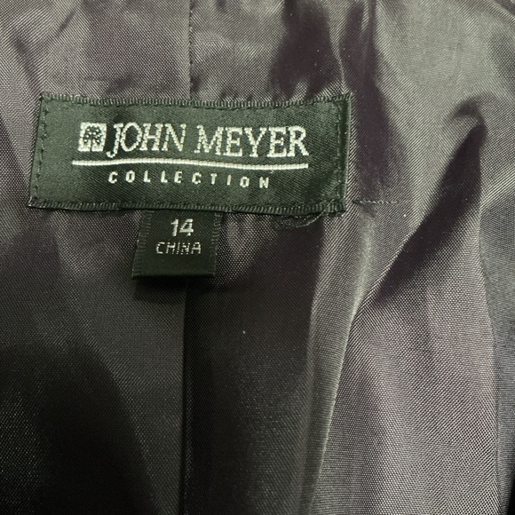 Elegant Women's Plum Blazer - Picture 2 of 3